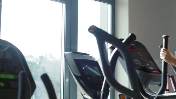 Ein Älteres Ehepaar Mit Cardio Geräten Fitnessstudio Beschäftigt — Stockvideo