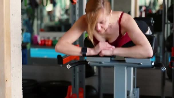 Een Oudere Vrouw Doet Oefeningen Voor Rug Sportschool — Stockvideo