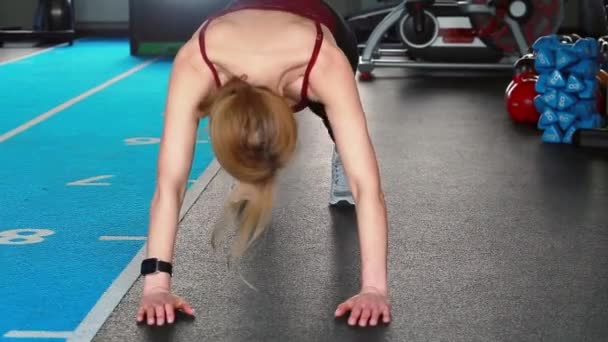 ジムで体操をストレッチをする年上の女性 — ストック動画