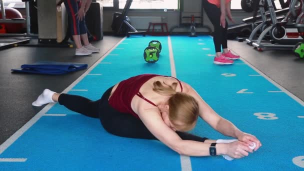 Mujer Mayor Haciendo Ejercicios Estiramiento Cordel Gimnasio — Vídeo de stock