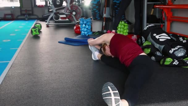 Minsk Belarus Mayıs 2019 Yaşlı Kadın Spor Salonunda Esneme Egzersizleri — Stok video