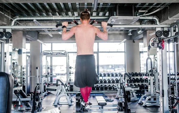 Youngster-Bodybuilder-Training im Fitnessstudio: Rücken - Weitgriff-Klimmzug vorne — Stockfoto