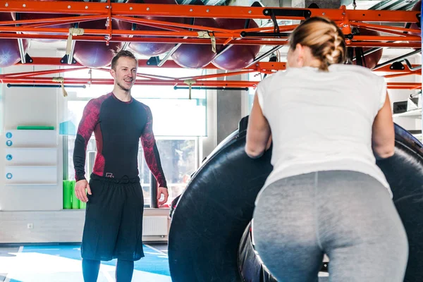 Mujer joven entrenada en trenes deportivos con su entrenador crossfit personal — Foto de Stock