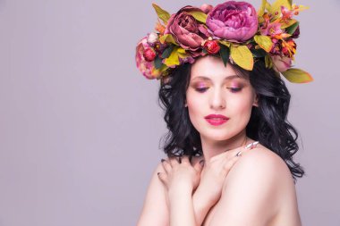 Mor arka planda parlak çiçekli güzel esmer kadın manken.