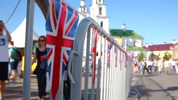 ミンスク ベラルーシ 2019年6月23日 市内中心部のフェンスにかかっている英国の旗 — ストック動画