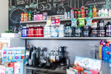 Minsk, Belarus - 6 Mayıs 2019. Spor kulübündeki bir fitness barında spor besinli raflar.