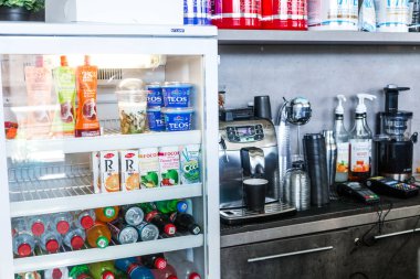 Minsk, Belarus - 6 Mayıs 2019. Spor kulübünün fitness barında yoğurt, meyve suyu ve su var.