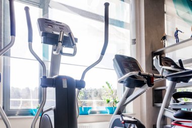 Spor salonunda kardiyo ve fitness ekipmanları. Güzel güneşli hava