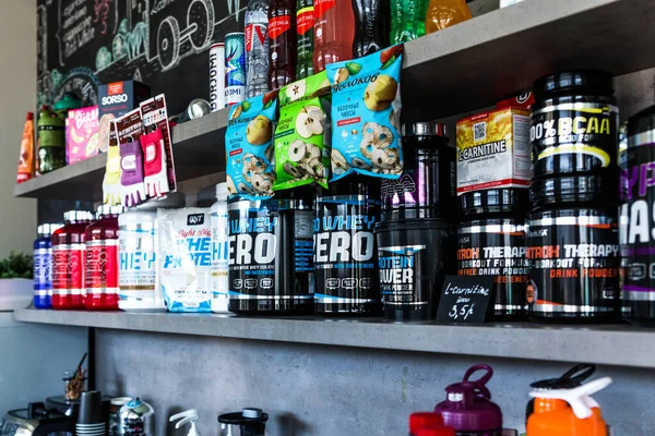 Minsk, Belarus - 6 Mayıs 2019. Spor kulübündeki bir fitness barında spor besinli raflar.