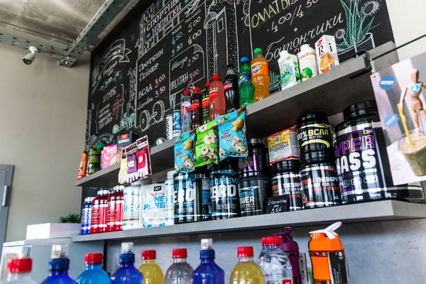 Minsk, Belarus - 6 Mayıs 2019. Spor kulübündeki bir fitness barında spor besinli raflar.