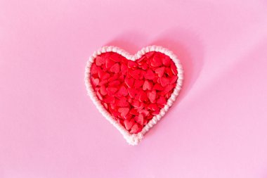 Şeker Kalpler pembe arka planda. Sevgililer Günü