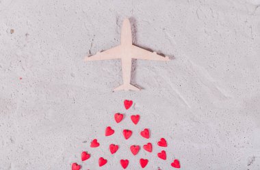 Tahta bir uçak kalpten iz bırakır..