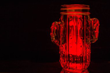 Siyah arka planda kırmızı cam kaktüs şekilli cam.