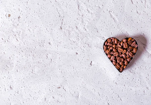 Kawa w kształcie serca przestrzeń kopiowania ziaren na betonowym tle — Zdjęcie stockowe