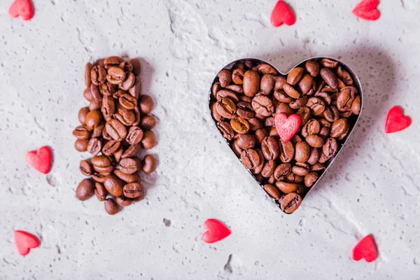 Buchstabe und Herz aus Kaffeebohnen auf Betongrund. — Stockfoto