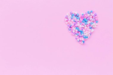 Büyük kalp pembe arkaplandaki pek çok küçük kalpten oluşur ve metin ya da tebrik için fotokopi alanı vardır. Aşk ya da tatil konsepti .