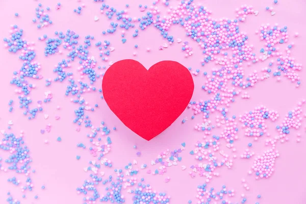 蓝色和粉色装饰球背景上的纸红心 — 图库照片