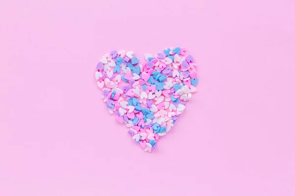 大心脏由许多粉色背景的小心脏组成，带有复制空间，用于文本或祝贺。爱情或假日的概念 . — 图库照片