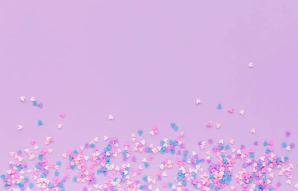 Beaucoup de cœurs et d'étoiles sur un fond violet . — Photo