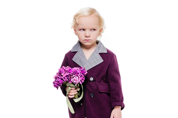 Pequeño niño de moda en un elegante traje de color burdeos y con un ramo de flores en sus manos sobre un fondo blanco. El chico está triste, molesto, enojado. — Foto de Stock