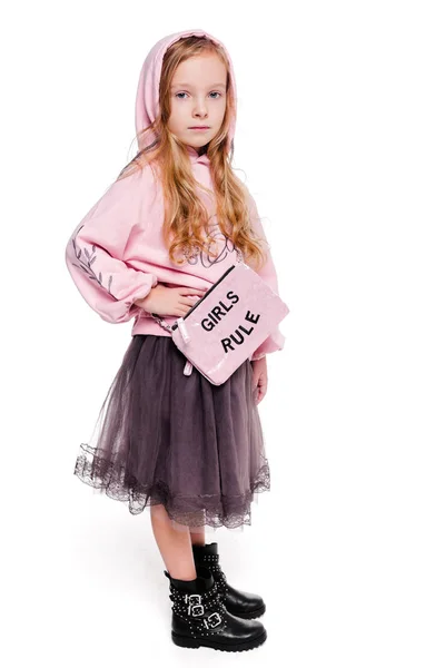 Pequeña chica de moda en una bicicleta rosa con una capucha y con una bolsa con las reglas de texto de la chica . — Foto de Stock