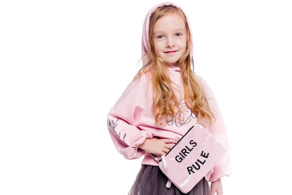 Mała modna dziewczyna w różowym rowerze z kapturem i z torbą z zasadami tekstowymi dziewczyny. — Zdjęcie stockowe