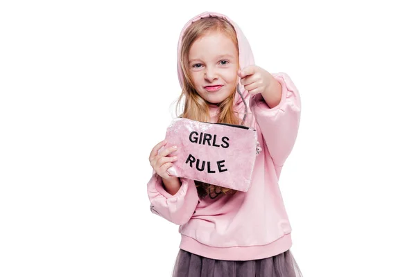 Kleines modisches Mädchen in einem rosafarbenen Fahrrad mit Kapuze und einer Tasche mit den Textregeln des Mädchens. Kampfkonzept — Stockfoto