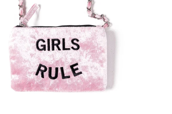 Bolso de terciopelo rosa con cadenas doradas y texto de regla de niña sobre un fondo blanco — Foto de Stock