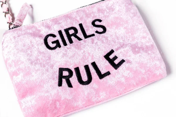 Bolso de terciopelo rosa con cadenas doradas y texto de regla de niña sobre un fondo blanco — Foto de Stock