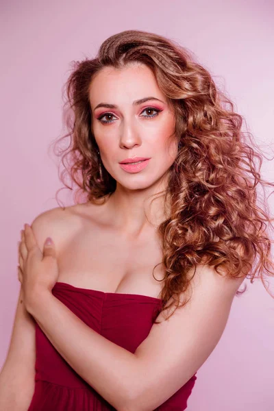 Sensual bela menina morena com maquiagem vermelha, cabelo encaracolado e um top de Borgonha posando em um fundo roxo . — Fotografia de Stock