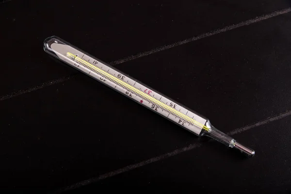 Medicinsk utrustning temperatur termometer i svart bakgrund — Stockfoto