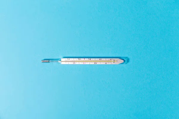 Medizinisches Gerät Temperaturthermometer auf blauem Hintergrund — Stockfoto
