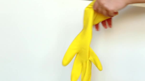 Temizliğe Başlıyorum Kadın Elleri Temizlik Için Sarı Eldiven Giyer Beyaz — Stok video
