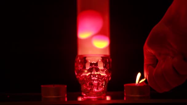 Рядом Стеклянным Черепом Человеческой Формы Фоне Красной Лампы Зажигаются Красные — стоковое видео
