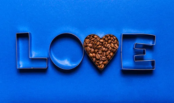 Metallbuchstaben Zum Backen Und Kaffeebohnen Herzform Auf Blauem Hintergrund Kaffee — Stockfoto