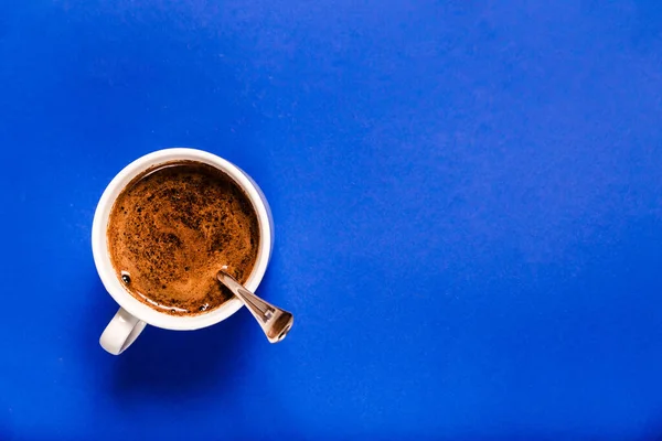 Biały Ceramiczny Kubek Kawą Metalową Łyżką Tle Ciemnoniebieskiego Koloru Widok — Zdjęcie stockowe