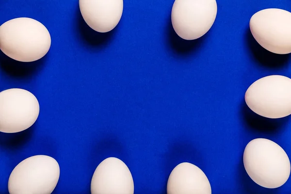 Los Huevos Pollo Blanco Colocan Marco Sobre Fondo Azul Oscuro —  Fotos de Stock