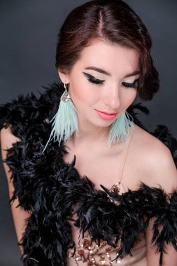 Kükreyen 20 'li yaşlardaki güzel kadın siyah arka planda poz veriyor.