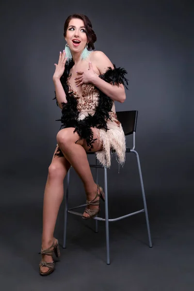 Μελαχρινή Όμορφη Γυναίκα Βόα Από Φτερά Στρουθοκαμήλου Κάθεται Στην Καρέκλα — Φωτογραφία Αρχείου