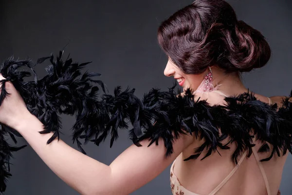 Beautiful Brunette Woman Boa Ostrich Feathers Sits Front Camera His — Stock Photo, Image