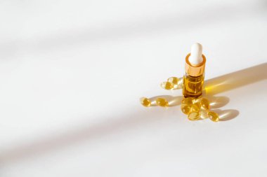 Kapsüllü çeşitli tıbbi esrar ürünleri ve beyaz arka planda izole edilmiş Cbd yağı. Üst görünüm