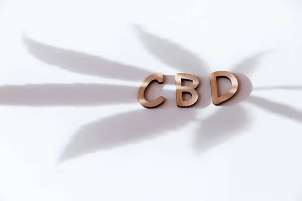 Cbd Letras Madera Sobre Fondo Blanco Sombra Una Hoja Cannabis — Foto de Stock
