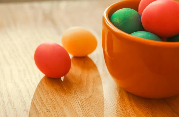 Farbige Eier Einer Braunen Schüssel Auf Einem Hölzernen Hintergrund Kopierraum — Stockfoto