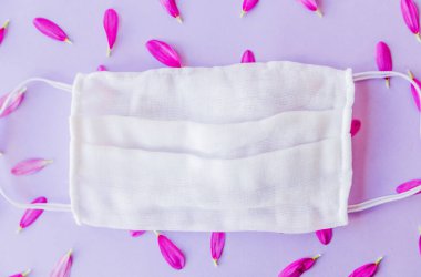 Mor arka planda beyaz maskeli ve yapraklı. Üst görünüm