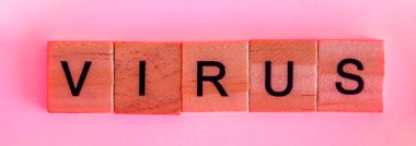 Virüs kelimesi kırmızı zemin üzerindeki tahta bloklardan oluşuyordu. Üst görünüm