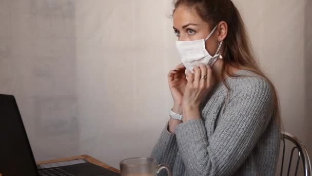 Tjej Vit Skyddsmask Sitter Längst Upp Och Arbetar Bärbar Dator — Stockvideo