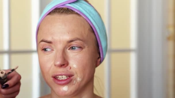 화장을 예술가는 피부의 불완전성 여드름을 감추기 소녀에게 사용하여 과정은 집에서 — 비디오