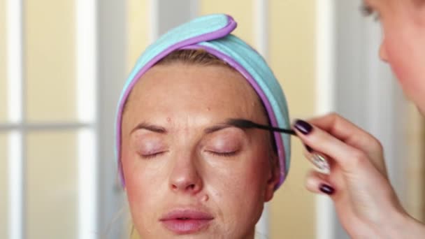 Makeup Maluje Dívce Obočí Tužkou Procedura Probíhá Doma Video — Stock video