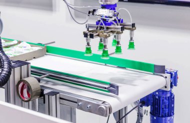 Minsk, Belarus - 20, 2019. Uluslararası telekomünikasyon, bilgi ve bankacılık teknolojileri forumu. Süt ürünleri endüstrisinde kullanılan robot. Yatay fotoğraf