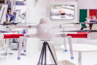 Belarus, Minsk, 25 Mayıs 2019. Bir teknoloji sergisinde kuadrokopter modeli. Yatay fotoğraf